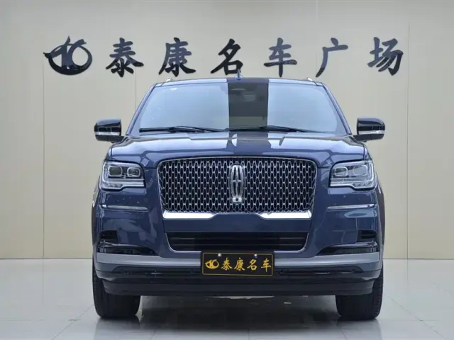 Lincoln Navigator — Фото автомобиля 2