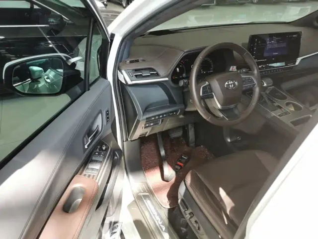Toyota Sienna — Фото автомобиля 15