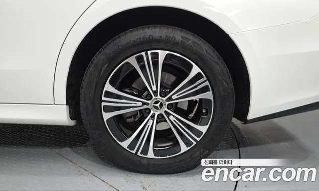 Mercedes-Benz E-Class — Фото автомобиля 6