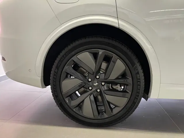Li Auto L7 — Фото автомобиля 10