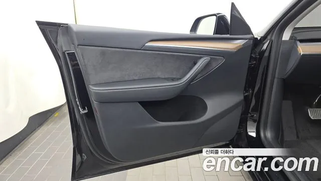 Tesla Model Y — Фото автомобиля 13