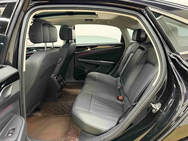 Volkswagen Passat — Фото автомобиля 16