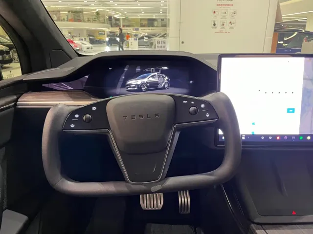 Tesla Model X — Фото автомобиля 27