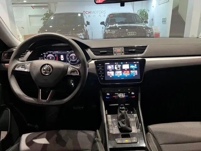Skoda Superb — Фото автомобиля 12