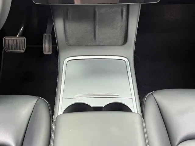 Tesla Model Y — Фото автомобиля 16