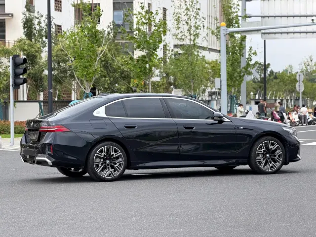 BMW 5 Series — Фото автомобиля 2