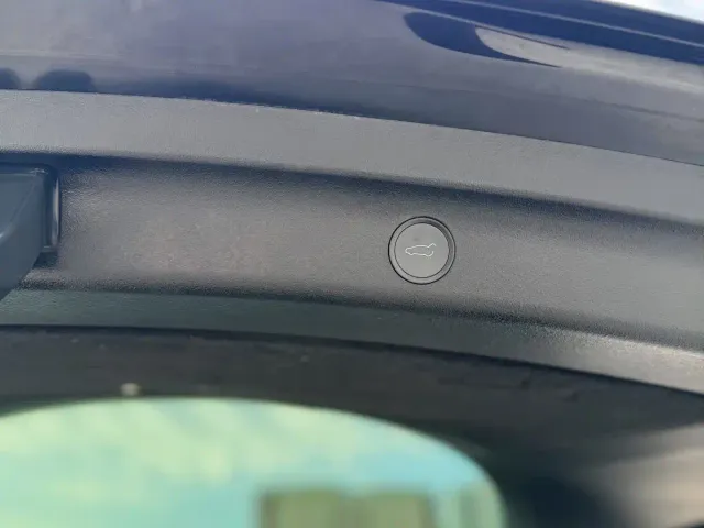 Tesla Model Y — Фото автомобиля 30