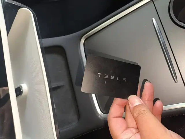 Tesla Model 3 — Фото автомобиля 17