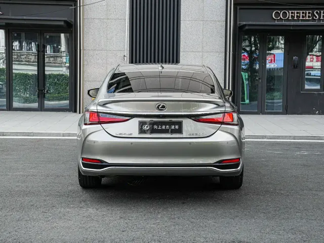 Lexus ES — Фото автомобиля 5