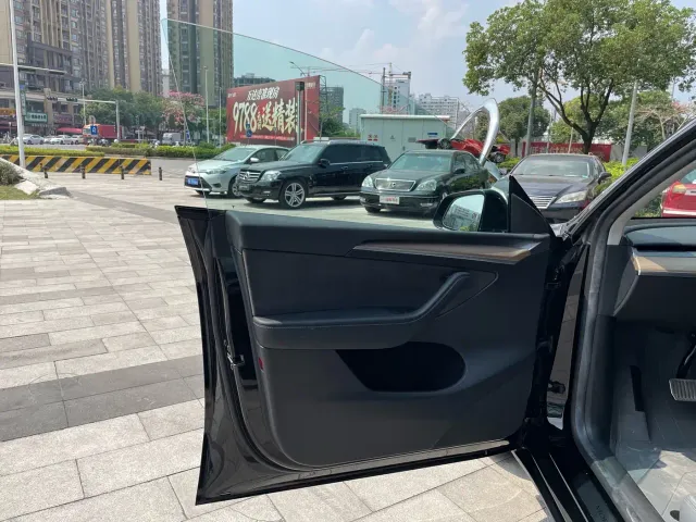 Tesla Model Y — Фото автомобиля 9