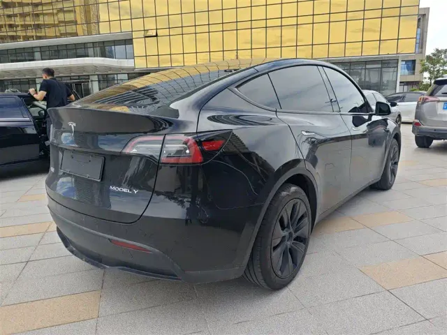 Tesla Model Y — Фото автомобиля 6