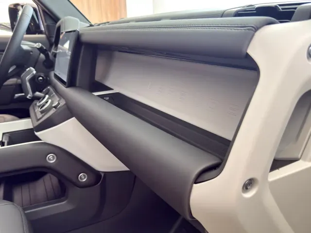 Land Rover Defender — Фото автомобиля 17