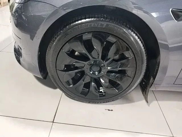 Tesla Model 3 — Фото автомобиля 24