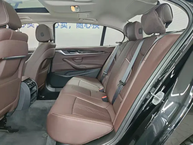BMW 5 Series — Фото автомобиля 11