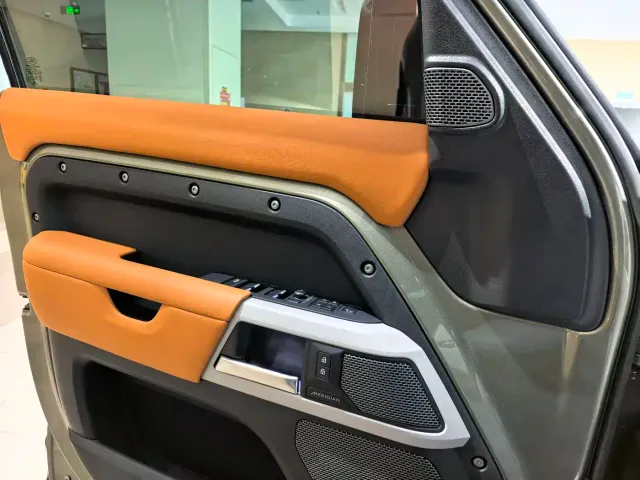 Land Rover Defender — Фото автомобиля 19