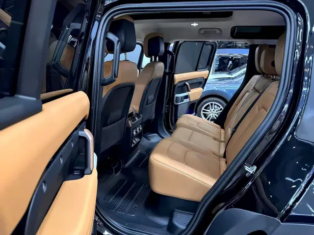 Land Rover Defender — Фото автомобиля 7