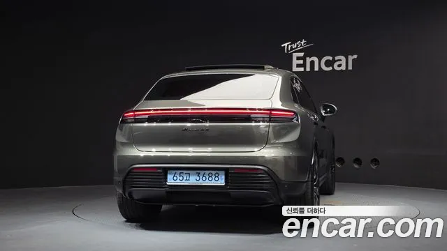 Porsche Macan Electric — Фото автомобиля 4