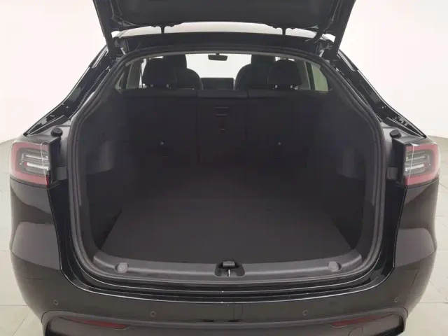 Tesla Model Y — Фото автомобиля 16