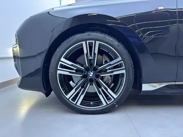 BMW i7 — Фото автомобиля 7
