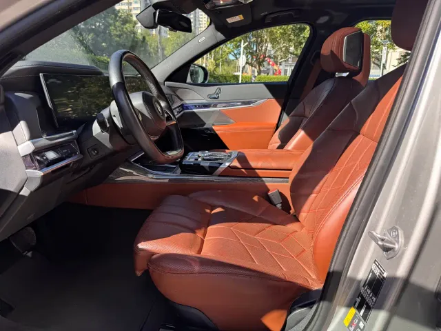 BMW i7 — Фото автомобиля 9