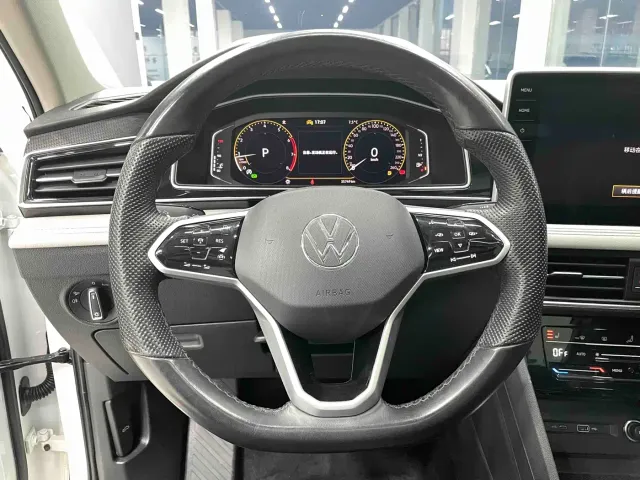 Volkswagen Tiguan L — Фото автомобиля 4