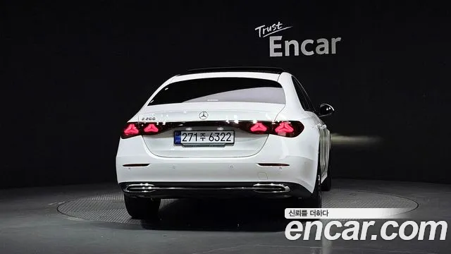 Mercedes-Benz E-Class — Фото автомобиля 4