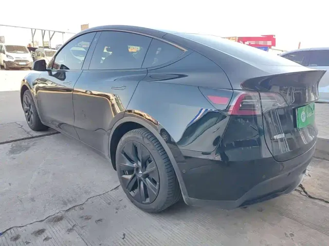 Tesla Model Y — Фото автомобиля 4