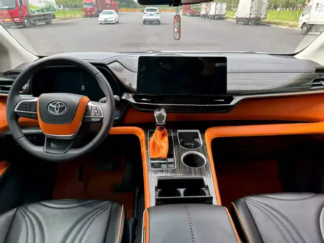 Toyota Sienna — Фото автомобиля 5