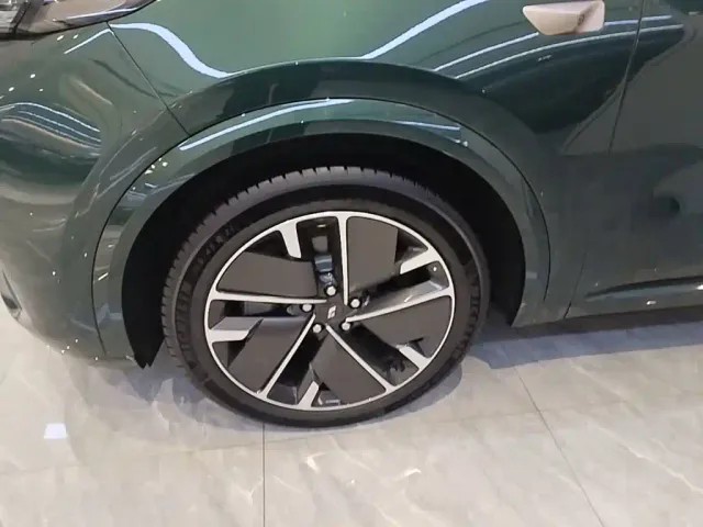 Li Auto L9 — Фото автомобиля 22