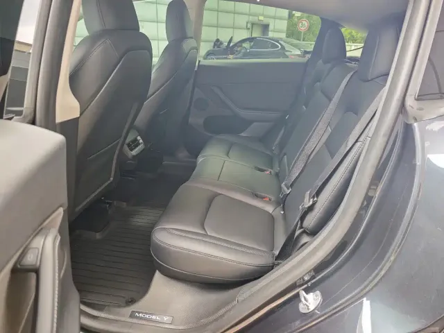 Tesla Model Y — Фото автомобиля 9