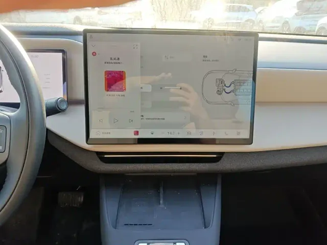 Volvo XC70 Plug-in Hybrid — Фото автомобиля 12