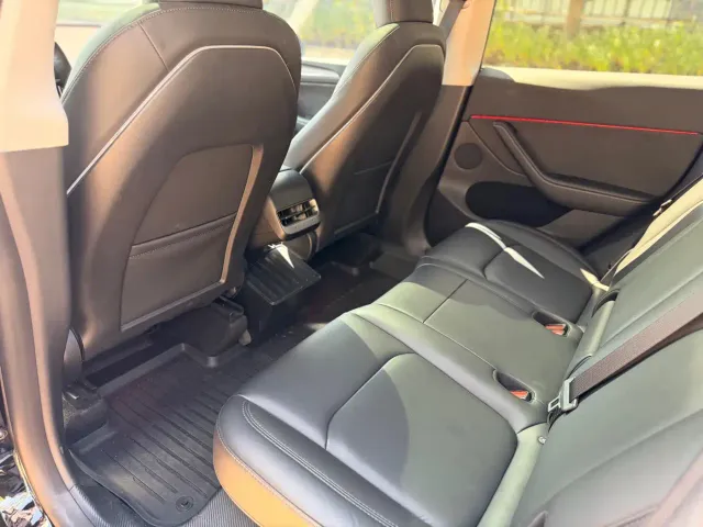Tesla Model Y — Фото автомобиля 17