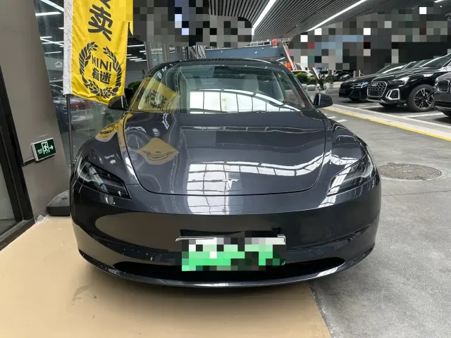 Tesla Model 3 — Фото автомобиля 2