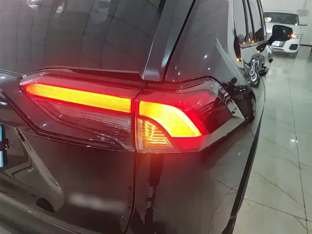 Toyota RAV4 — Фото автомобиля 23