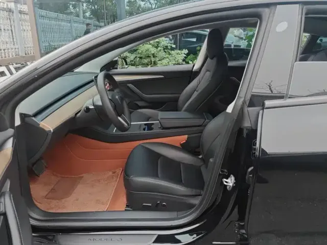 Tesla Model 3 — Фото автомобиля 9