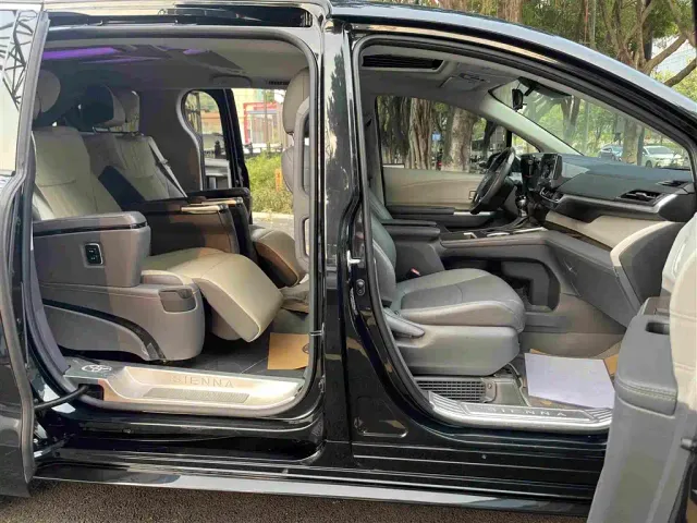 Toyota Sienna — Фото автомобиля 20
