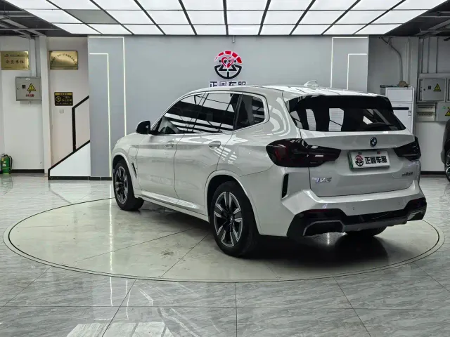 BMW iX3 — Фото автомобиля 13