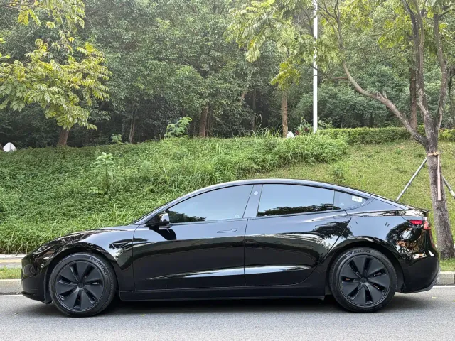 Tesla Model 3 — Фото автомобиля 3