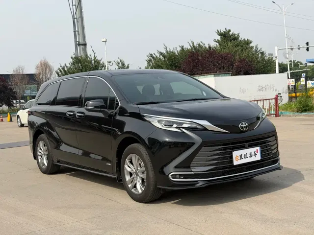 Toyota Sienna — Фото автомобиля 3