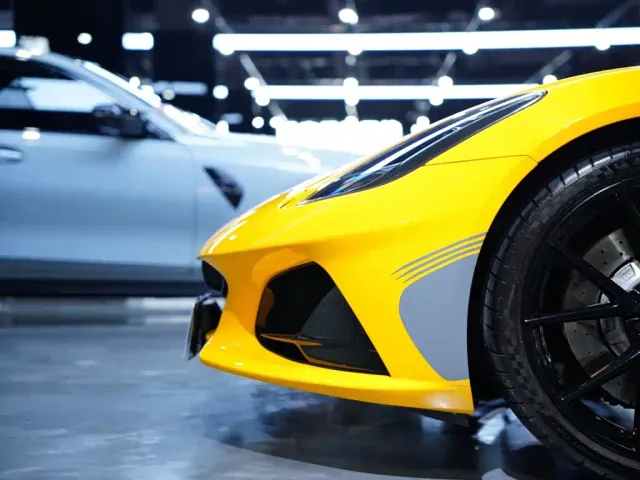 Lotus Emira — Фото автомобиля 2
