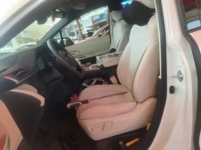 Toyota Sienna — Фото автомобиля 10