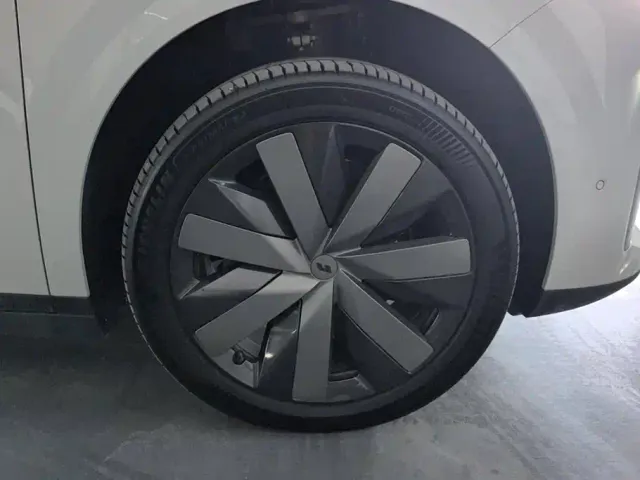 Li Auto i8 — Фото автомобиля 6