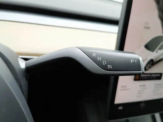 Tesla Model Y — Фото автомобиля 13