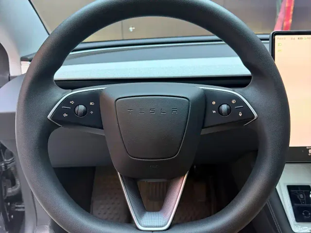 Tesla Model 3 — Фото автомобиля 13
