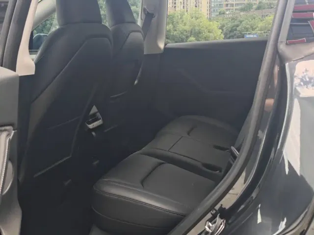 Tesla Model Y — Фото автомобиля 9