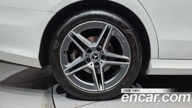 Mercedes-Benz E-Class — Фото автомобиля 5