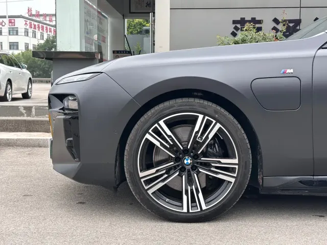 BMW BMW i7 2023 Model xDrive60L M Sport Package — Фото автомобиля 4
