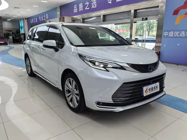 Toyota Sienna — Фото автомобиля 3