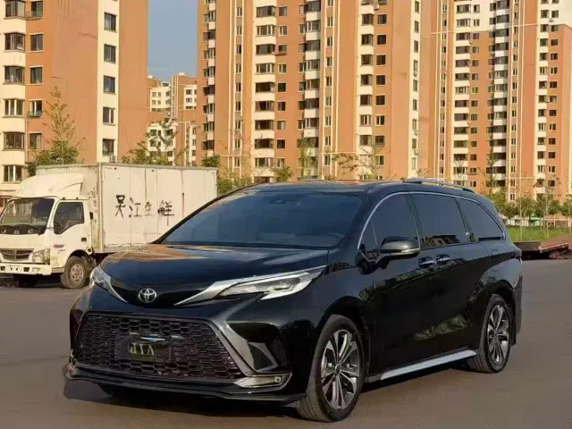 Toyota Granvia 2024 2.5L Hybrid Premium PLUS 4WD Edition — Фото автомобиля 3