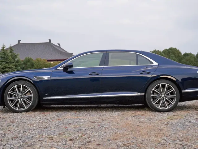 Bentley Flying Spur — Фото автомобиля 2
